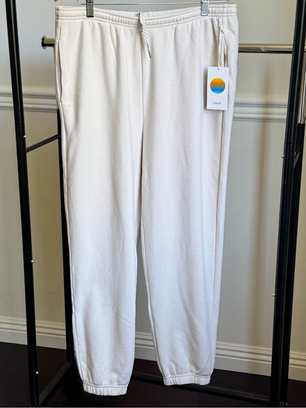 Vuori Sedona Logo Jogger Sweatpants in Bone (Cream) Large NWT